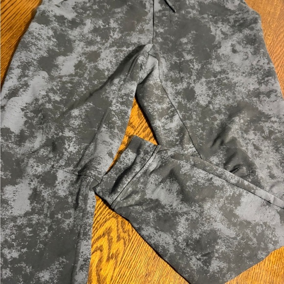 Lululemon🍋Gray and Black Patterned Pants - Picture 2 of 12